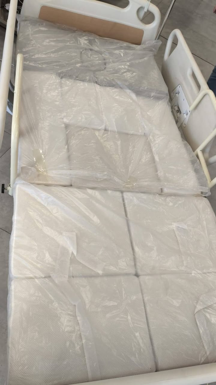 السلام عليكم عندي للبيع سرير كهربائي طبي ٧ حركات جديد بالكارتون غير مستعمل مع الدوشك الخاص به عنوان ديالى مركز بعقوبة 
للتواصل ***********
