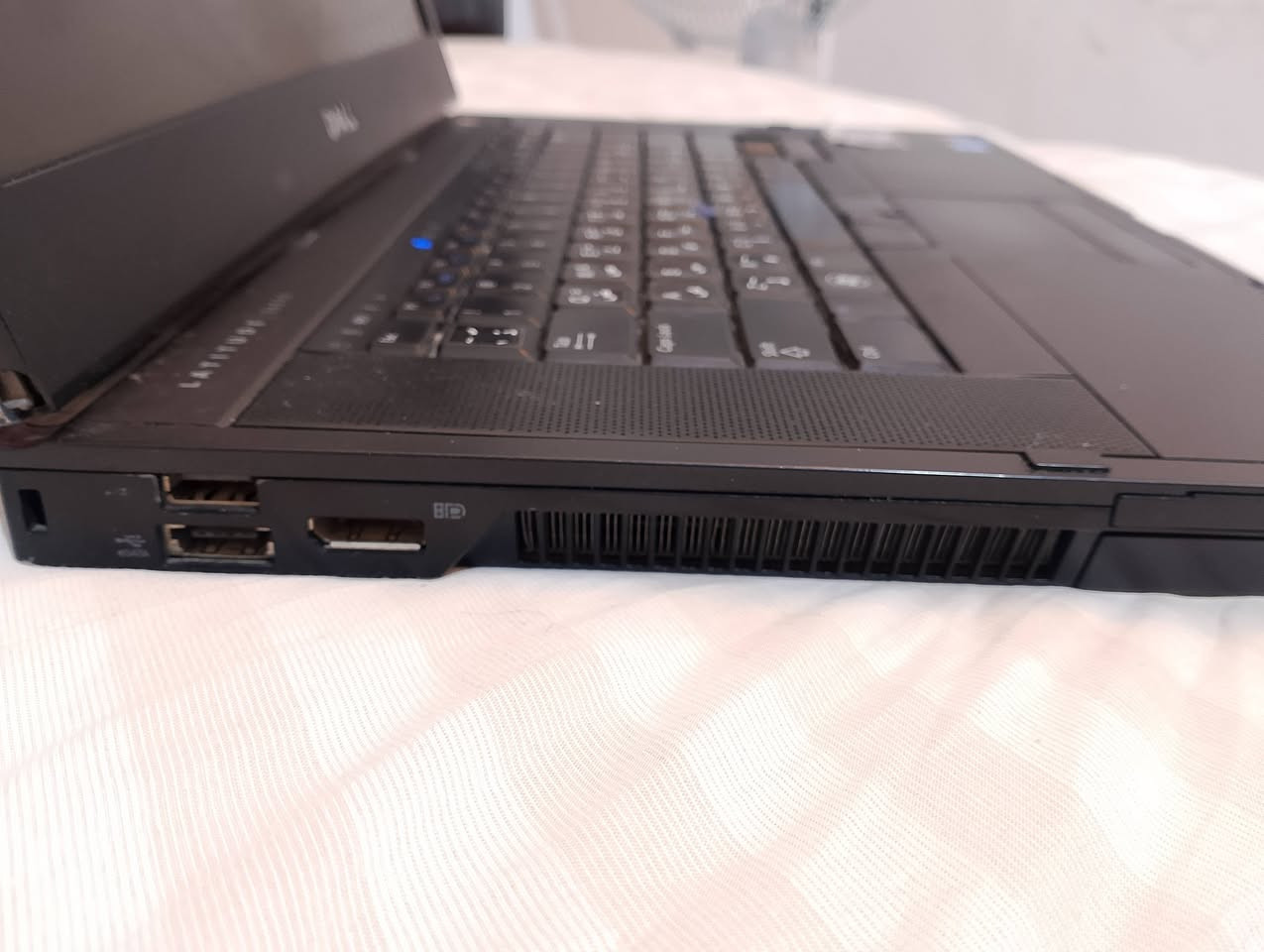 لابتوب للبيع
Core i5 e6510
الجيل السادس
هارد 512 ssd قابل للتطوير
رام 4 ddr3 قابل للتطوير
كارت شاشة 4 shared
شاشة FHD
شاحنة اصلية 
Windows 10pro
جميع المنافذ موجودة 
Usb عدد 4
Aux
Vga
Lan
Sd
Cd/dvd
.
.
Etc
(العيب الوحيد الشاشة انكسرت مثل الي بالصورة موحودة بالاخيرة).

السعر ١٥٠ الف
***********
