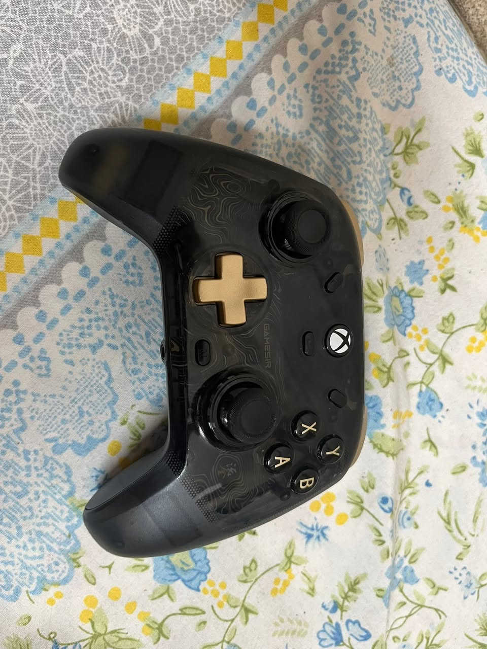 السلام عليكم جوستك GAMESIRاحترافي للكيمنك بيها اضاءه LED للبيع مع واير اصلي قيم واخذ بلي يرضي الله المكان بغداد الصالحيه توصيل موجود التواصل رقمي ***********
