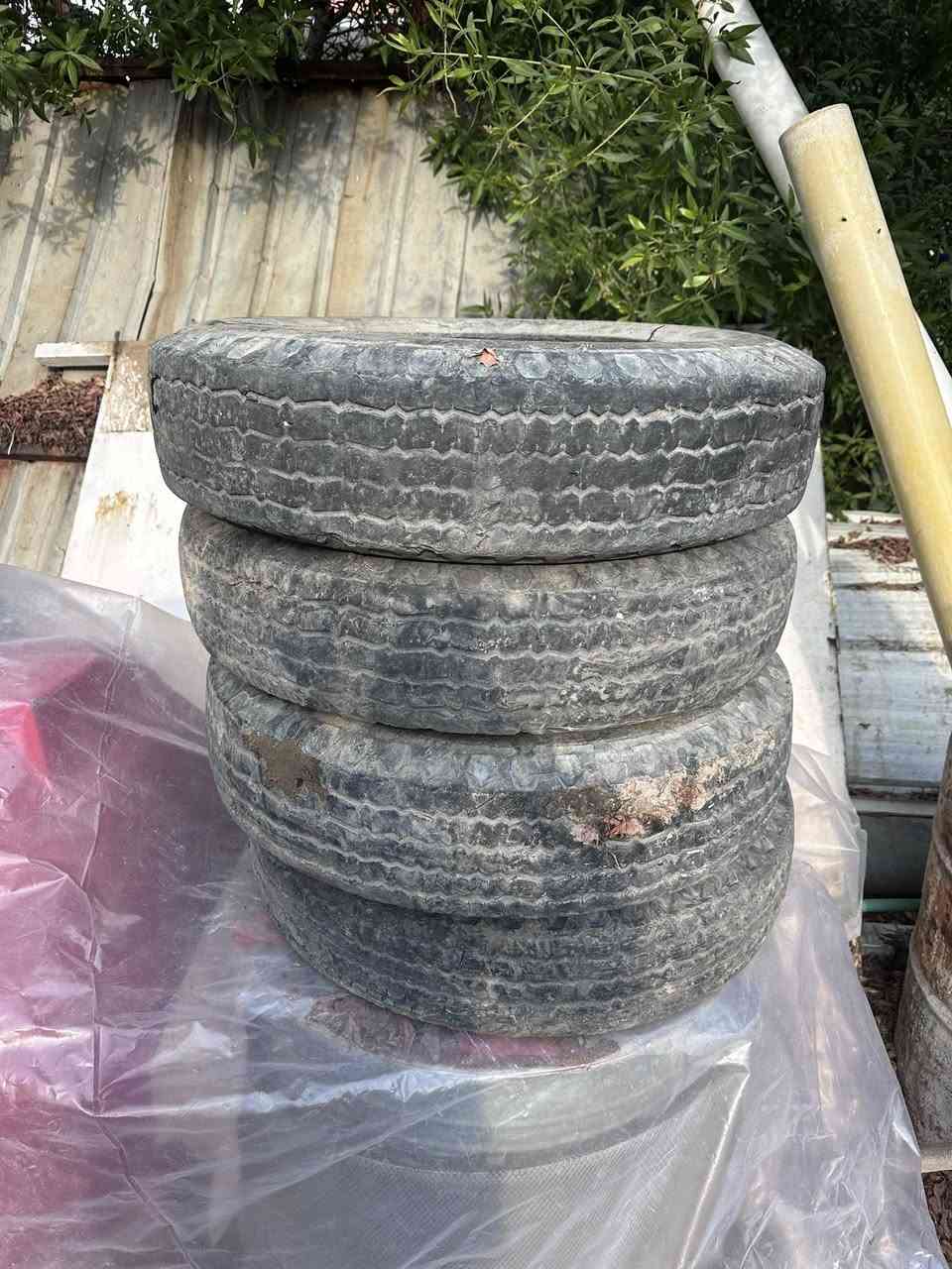 تايرات 700 على 16لاسه نص عمر مستعمل السعر 100الف لاستفسار ***********
