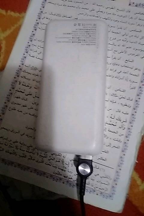 بور بنك من نوع Sende ، لون أبيض نظيف ومازال في حالة جيدة جداً. يحتوي على مخرج سريع للشحن ويدعم أغلب الأجهزة المحمولة، عملي ومناسب للاستخدام أثناء التنقل أو السفر. يعمل بكفاءة عالية لشحن عدة أجهزة في نفس الوقت.