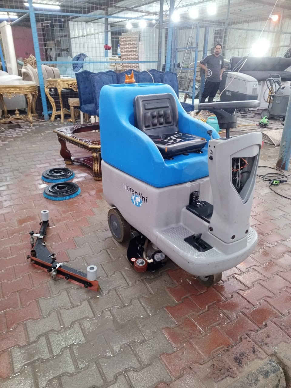 مكينة غسل ارضيات. ايطاليه شغاله. نضيفه. العنوان سماوه العسكري. مقابيل البنزين خانه.  للاتصال. ***********. واتساب
