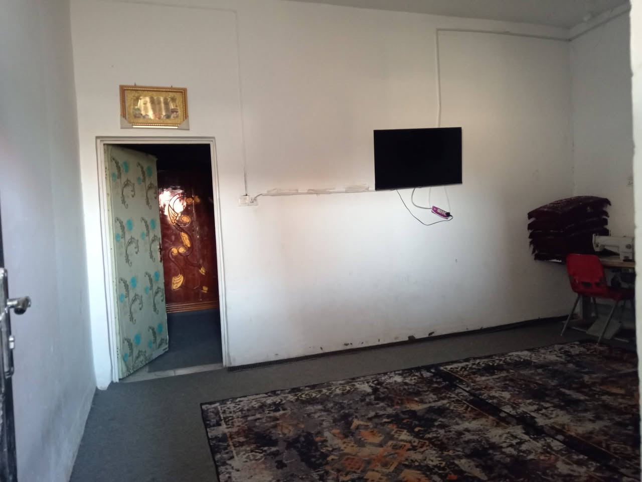 بيت للبيع غرفه ومطبخ وصحيات وهول مع قطعه فارغه ٢٠٠ متر قريب علوة المخضر قريب السبيس كامل خدمات ***********
