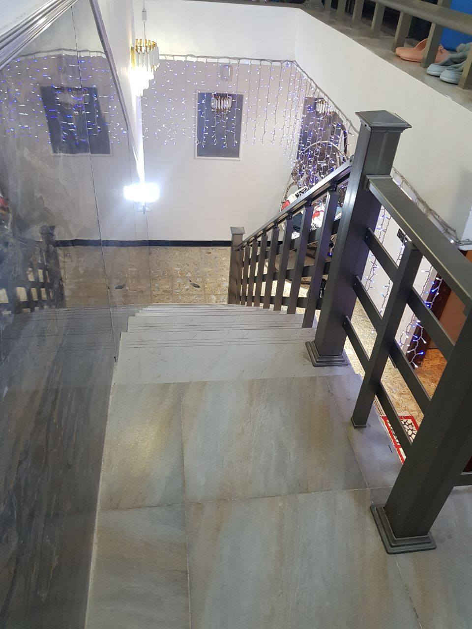 السلام عليكم ورحمة الله وبركاته
دار للبيع مساحتة ١٨٨ متر 
بغداد الحسينية خلف جامع النور 
قرب أسواق البحراني 
البيت يحتوي على :
الطابق الأول 
صالة+هول+مطبخ+حمام داخلي وخارجي + كراج +ترك +غرفة نوم 
الطابق الثاني 
غرفتين نوم +سطح خلفي وعالي  +بلكونة بإحدى الغرف 
المنزل يحتوي على كهرباء ومجاري وماء ومنظومة كامرات جيدة جدا 
السعر ١٨٠ مليون وبي مجال بسيط 
رقم الهاتف ***********
