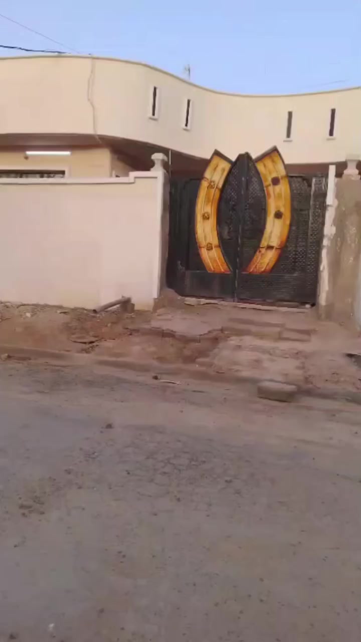 سلام عليكم بيت للبيع العنوان بغداد مدينة الصدر الحميديه البيت  بشارع المعسكر قرب الفرن البيت علة شارع 160متر  البيت يحتوي على استقبال ومطبخ وغرفتين وصاله سعر 43بي مجال  الاستفسار تصال بي واتساب ***********
