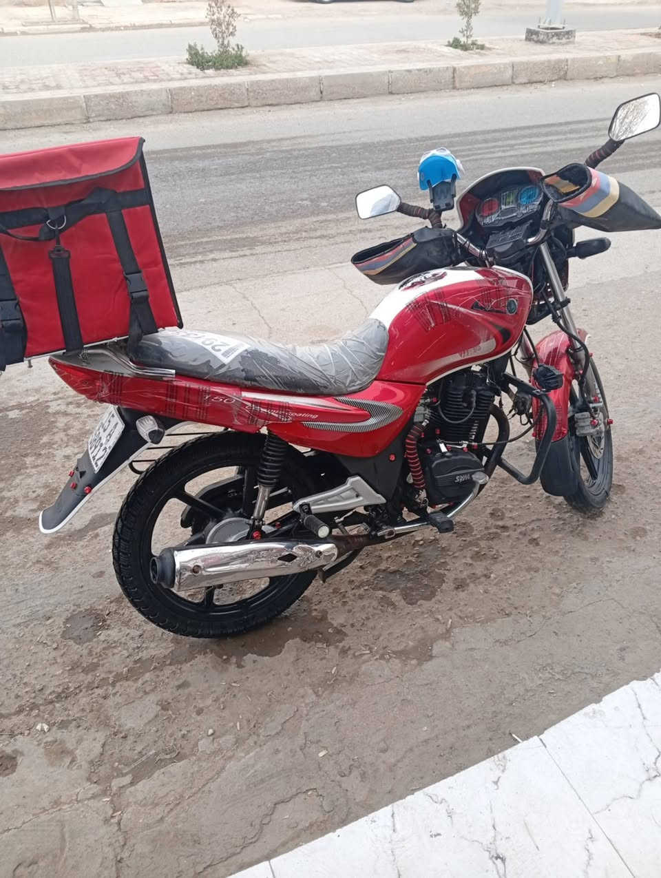 للبيع
.
.
سايم ١٨ مسجل كامل لوحات وسنويه رقم نگليزي مال جناي الموطور  نضيف بمعنئ الكلمه تحويل ثاني يوم تايرات جدد زنجيل جديد لكابريتر مال سايم جديده زنون   + زنون بومه سعر...... ( مليون و ٥٠٠)  رمادي ***********
