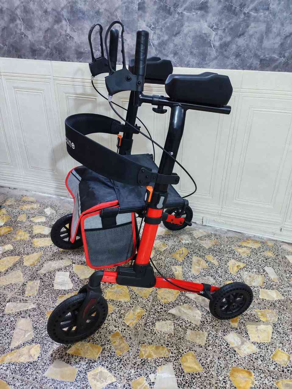 السعر ب 75 الف مع التوصيل 🚌
مشاية 🦼 دوارة مزودة بمساند للساعدين (Forearm Rollator Walker) من ماركة Nihhcune، مصممة لمساعدة كبار السن أو ذوي الاحتياجات الخاصة على التنقل. 🦽🦼🦽
مساند ساعد قابلة للتعديل: توفر وضعية وقوف طبيعية لتقليل الضغط على الظهر والكتفين. 
نظام فرامل مزدوج: تحتوي على فرامل يدوية للإبطاء، ويمكن دفعها للأسفل لقفل العجلات تمامًا عند الجلوس. 🦼🦽
تصميم عملي: قابلة للطي لسهولة التخزين والنقل، وتأتي مع حقيبة تسوق ومقعد مدمج للراحة. 
العجلات: مزودة بعجلات كبيرة مناسبة لمختلف التضاريس، مع قدرة على الدوران بزاوية 360 درجة لسهولة المناورة.


**إذا كنت صاحب هذا الإعلان وتريد حذفه لأي سبب، رجاءا أرسل رسالة إلى الدعم الفني**