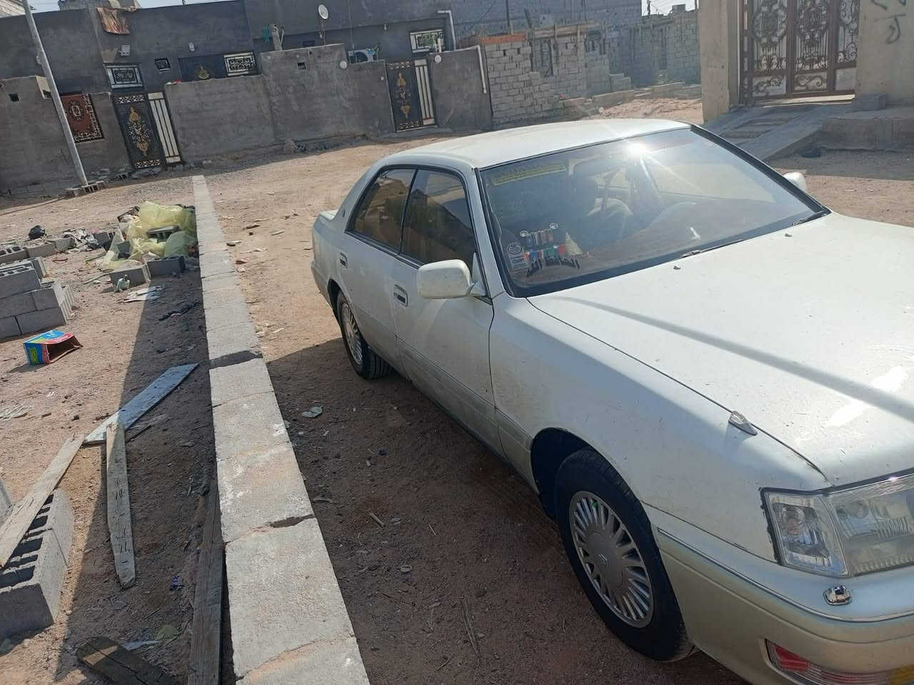 سلام وعليكم سياره للبيع مكينه ثنين ونص فيشه وحده  وكير جدد تخم تاير حداده بل كارتون عرابه جديده السياره 12 قرص اكرستال أصل 
دواخل عسلي سياره مال جناي كهرباياتهه كله شغاله 
لعلم ابيع ومراوس عسب القناعه 
العنوان بصره الزبير  رقم ***********
