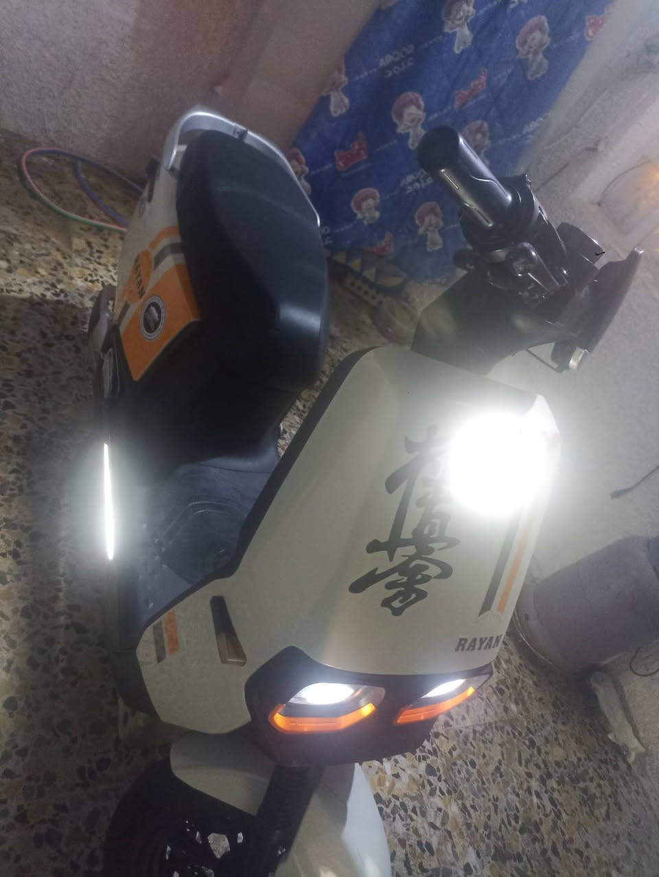 سلام عليكم دراجه ريان الشحن 2024 للبيع 6 بطاريات دبل ملف 2000 سرعه 60km و الحقيقي 80km نضيفه جدأً استعمال 8 اشهر اضويه بريكات كلشي شغال و نضيف و كاملات السعر: 900 الف و بيها مجال إشارات عالي ناصي
عنواني : بغداد كريعات 
رقم:***********
