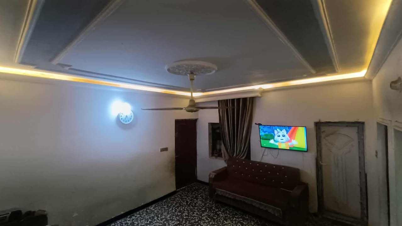 � بيت للبيع – الزعفرانية / قرب عمارة أسد بغداد ✨
📍 الموقع: بغداد – الزعفرانية – شارعين مال سيد هاشم (قرب عمارة أسد بغداد)
📏 المساحة الكلية: 125م

📜 الملكية: طابو صرف

🔹 تفاصيل البناء:

 • الطابق الأرضي: غرفة + استقبال + صالة + مطبخ + ملحقات
 • الطابق الثاني: غرفتين كبار + صالة + ملحقات

📐 الواجهة: 6.25 م
📏 النزال: 20 م
🧱 سنة البناء:

 • الطابق الأرضي: 2009
 • الطابق الثاني: 2016

🚗 عرض الشارع: 10 أمتار
💧 الخدمات: متوفرة بالكامل

✨ موقع مميز ومناسب للسكن 
📩 للاستفسار أو التفاصيل الخاصة يُرجى المراسلة على الواتساب او الاتصال على الرقم  ***********
