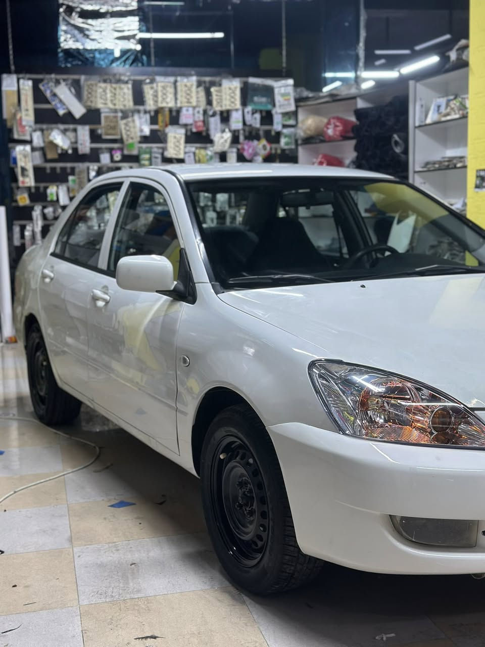 لانسەر٢٠١١مەکینە گەورە
ڕەقەم خصوصی بەغدا 
سەنەوی ئەوەلیاتی خۆی لەگەڵە بێ موشکیلە 
نمونە لە جوانی گێڕو مەکینە بە شەرت ناو سلڤەر 
دەعمی قوڕسی نییە سەیارەکە  ٢ بستی تەعدیلە و بە کارت بۆیاغە  ئەوەی تر لەسەر کاڵ بونەوە 
ژ.م ***********
