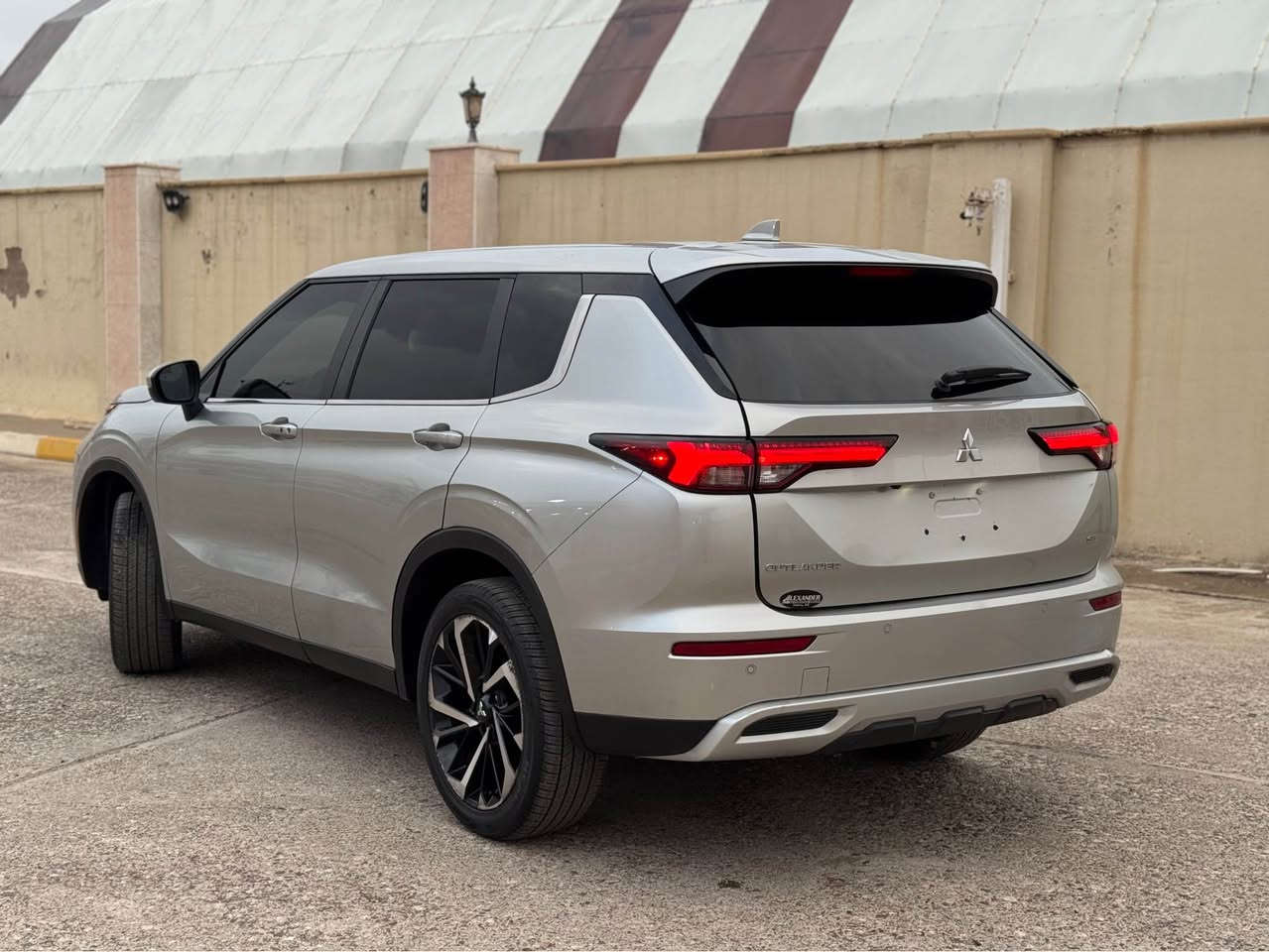 𝐌𝐈𝐓𝐒𝐔𝐁𝐈𝐒𝐇I 𝐎𝐔𝐓𝐋𝐀𝐍𝐃𝐄R 2024 🇯🇵
ميتسوبيشي اوتلاندر
 موديل :2024

بدون دواخل شرط السونار 👌

السعر 🔥 190 و مجال بسيط
ربع باب صبغ و قطعتين فقط كلير امريكي
عداد  المسافة :6 الف ميل
حجم المحرك : 2.5L ( 4 سلندر )
ارباكات طاك
 
 مواصفات فول فول ١/١ SE Plus🎖️
كيج الكتروني
بانوراما
 بصمة ابواب  بصمة تشغيل 
كاميرا °360. كاميرا امامي
كاميرا جانبي. كاميرا خلفي
هاند بريك بصمة
7 راكب
اوتو ستارات (𝐀𝐔𝐓𝐎 𝐒𝐓𝐀𝐑𝐓)
اوتو ستوب (𝐀𝐔𝐓𝐎  𝐒𝐓𝐎𝐏)
رادار امامي (تحديد مسار)
رادار جانبي  (نقاط عمياء)
رادار خلفي (التحذير من الاصطدام)
حساسات امامي حساسات جانبي 
حساسات خلفي 
إشارات بلمري  مري شفط
نظام (𝐎𝐅𝐅-𝐑𝐎𝐀𝐃) نظام (𝐒𝐇𝐎𝐖)
نظام (𝐀𝐔𝐓𝐎)  نظام (𝐄𝐂𝐎)
نظام (𝐍𝐎𝐑𝐌𝐀𝐋) نظام (𝐒𝐏𝐎𝐑𝐓)
كشنات جلد شامو وقماش
كشن السايق كهربائي
كشنات هیتر
تحكم استيرن 
تبريد لمس 
تبريد مركزي قطعتين
صندوق شفط كهربائي 
لايتات (𝐋𝐄𝐃)  عدسة زينون  
بكلايتات (𝐋𝐄𝐃)
ويل 20
بعد هوايه مواصفات

دزلي ادزلك رقم الشاصي  
JA4J3VA84RZ061772
‏‎

سعر 🔥  190 و مجال بسيط 
مكان السياره عقره
تلفون واتساب و كورك ***********
0750-773-9471 اكر, نينوى
