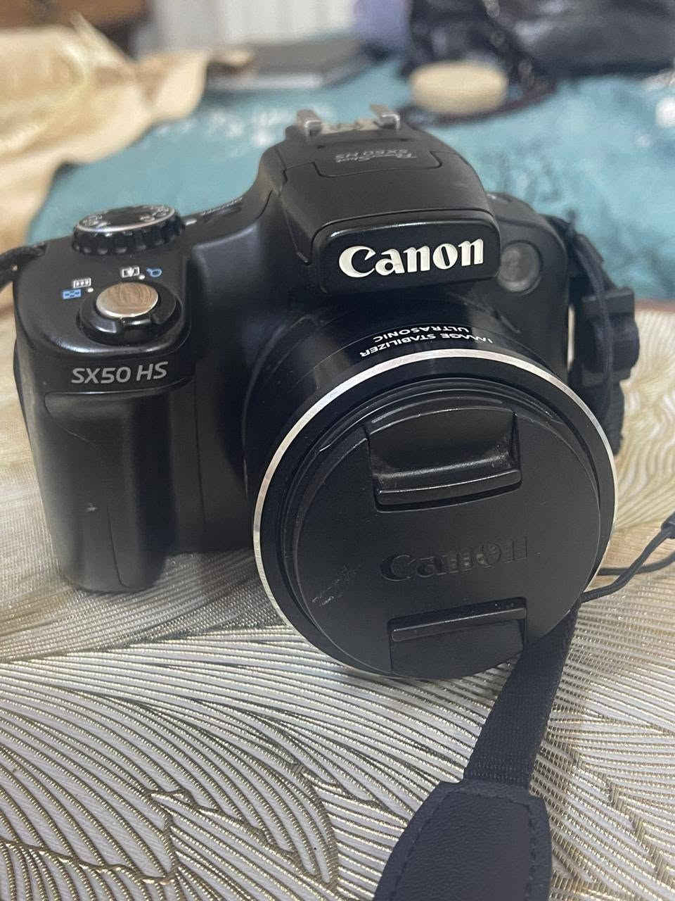 كاميرا كانون الجبارة (Canon PowerShot SX50 HS) – مو كاميرا، قناصة! 📸🔥
اللي يدور زوم خرافي، نظافة، وتصوير احترافي بقطعة وحدة، هاي الكاميرا لقطة وما تتفوت للبيع:
​زوم فلكي يجيب التايه (50x Optical Zoom): زومها دمار! تكدر تصور بي القمر بتفاصيله، وتجيبلك أبعد نقطة كدام عينك بصورة واضحة، كلش تفيد اللي يحب يصور طيور أو طبيعة.
​شاشة متحركة تفتر وياك: شاشة متحركة بكل الزوايا، تفيدك بتصوير الزوايا الصعبة، ومن جوة أو من فوك، وحتى تفيد جماعة السيلفي والفلوكات.
​دقة وتفاصيل تخبل: 12.1 ميكابكسل وحساس راقي، تنطيك ألوان نقية وصور واضحة و"شارب" (Sharp) حتى لو الإضاءة مو قوية.
​تصوير فيديو Full HD: دقة 1080p، يعني تصوير الفيديوهات للمناسبات أو الطلعات صافي وما بي أي غواش.
​مانع اهتزاز بطل: مهما زومت أو تحركت إيدك، الكاميرا بيها مانع اهتزاز قوي يثبتلك الصورة وتطلع حادة وما بيها رجفة.
​مميزات للمحترفين: الكاميرا تدعم تصوير الخام (RAW) علمود تعدل براحتك على الألوان بالفوتوشوب، وبيها أوضاع (C1 و C2) حتى تحفظ إعداداتك المفضلة وتكون جاهز بأي لحظة بدون ما تدوخ.
​حالة الكاميرا: الكاميرا كلش نظيفة ومكفولة، واستعمالها حشمة. تاخذها وتدعيلي!
السعر: [450] (وبيها مجال بسيط للشراي الجاد).


**إذا كنت صاحب هذا الإعلان وتريد حذفه لأي سبب، رجاءا أرسل رسالة إلى الدعم الفني**