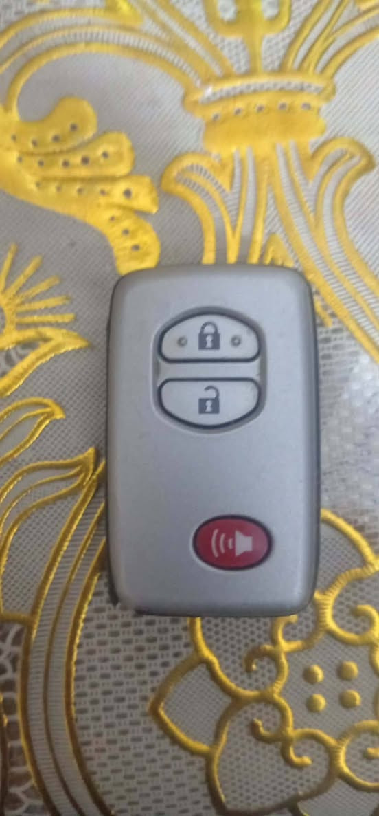 سلام عليكم بصمه لاندكروز اصليه وليس تجاريه للبيع ترهم من موديل ٢٠٠٨ إلى ٢٠١٥ سعر ١٢٥ وبيه مجال لشراي العنوان بغداد تاجي *********** واتساب
