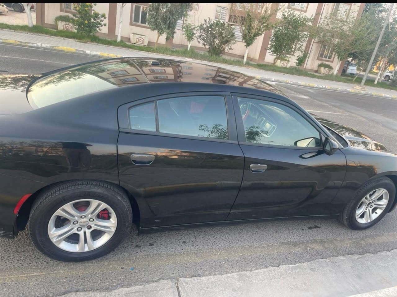 السلام عليكم
مديل ٢٠١٦

بلاديه بيه ضربه خفيفه بالايت اليسر شوي مطخوخ الجاملق والبنيد وراجع ع البارد 

بالاضافه بيه طخات واضحه بالسونار بسيطه جدا 

سياره مبيه شي مكينه كير كلشي مرايدله 

فقد حداده صارلي فتره ممبدله 

السياره بسمي 

السعر ١٧٥
***********
