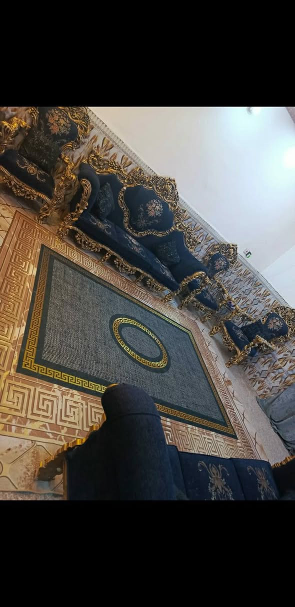 تخم ملكي مصري درجه اولى  10 مقاعد 
نضيف اخو الجديد 
السعر 800 وبي مجال قليل 
 ايريد يتصل ***********
او خاص مفتوح   المكان السماوة السكك
