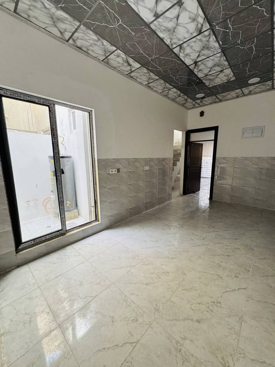 السلام عليكم دار للبيع في حي سومر فرع الحمداني المساحه 100 متر طابق ونص ملك صرف سند طابو الزهور يتكون من غرفتين نوم وهول واستقبال وصحيات عدد 2 وكراج سياره وسطح ناصي وسطح عالي نضام دكتات شبابيك المنيوم سيراميك سقوف ثانويه ابواب تركي حديث سعر مناسب جدا 100مليون وبي مجال بسيط 
مكتب المهند لتجاره العقارات 
***********
***********
***********
