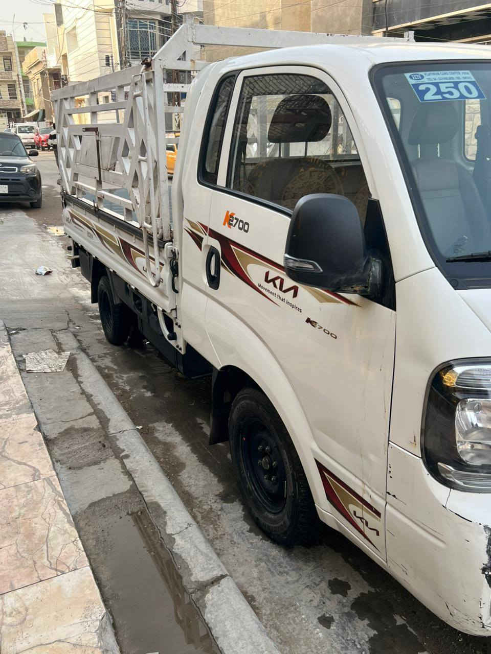 كيه حمل 2700 محركه موديل 2024 بيه ضربه  داخل صور موجوده ماشيه 45 الف سعر 160 نهايته  ***********
