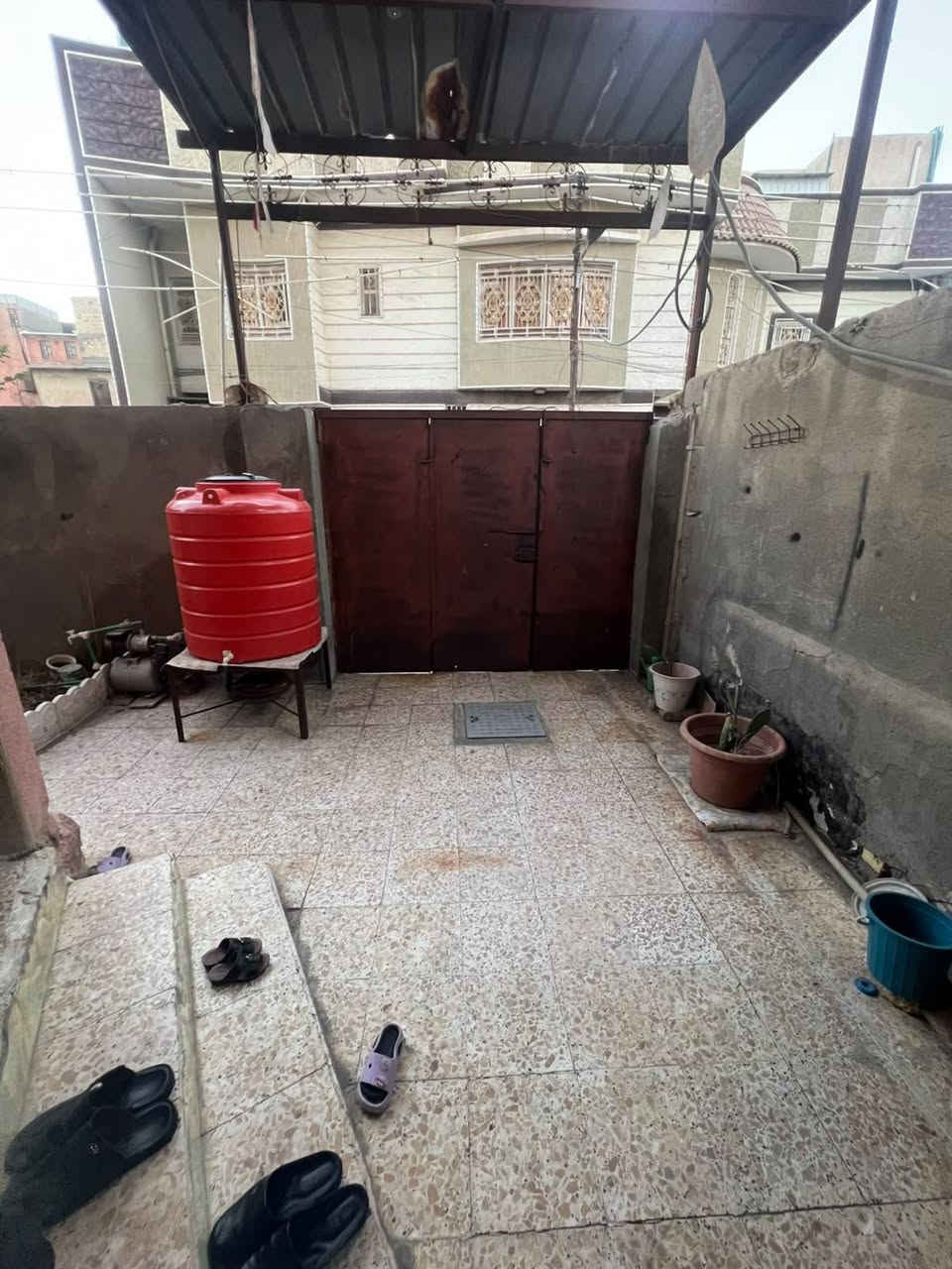 بيت للبيع في الجنينه
مساحته البيت 200 متر طابقين
تفاصيل البيت 
الطابق الأول 
كراج + ديوانيه+ هول + موزع+ غرفتين نوم+ صحيات+ مطبخ + منور 
الطابق الثاني غرفتين نوم ومطبخ وصحيات وصاله+سطح 
الطابق الثالث بيتونه 
عنوان البيت الجنينه خلف مدارس شط العرب الاهليه قريب على سوق الجنينه 
السعر 650 مليون وبي مجال
للاستفسار :***********
