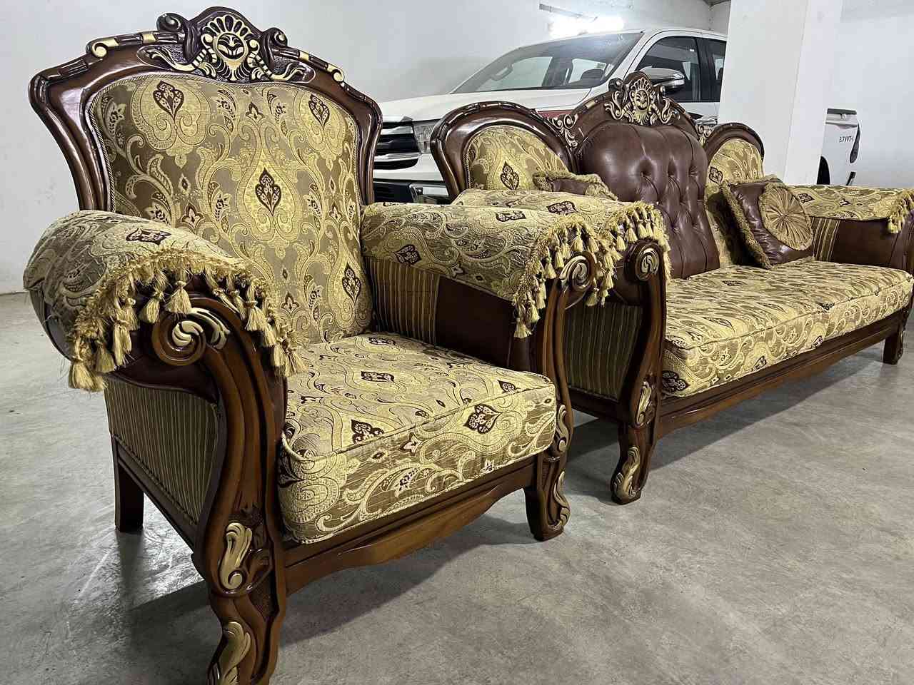 ئەم تاقمە مەلیکیە بۆفرۆشتن
فول کلاسیکیە بێعەیبە 
هەر بەلۆکی ماوە 📦
ژ.م***********
