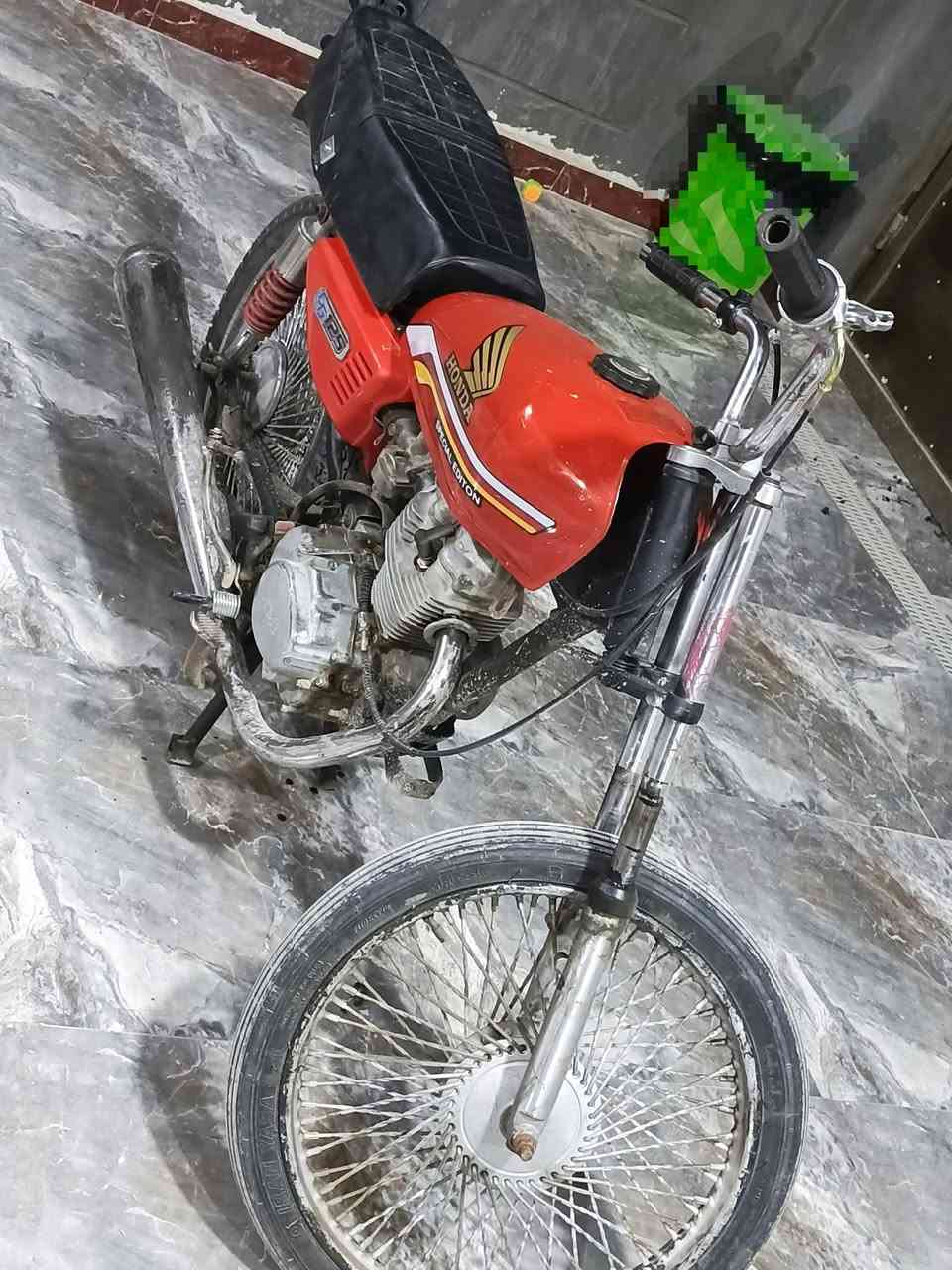 اسلام عليكم دراجه كلك كلك كلك للبيع مكينه مفتوحه دراجه شغاله كلشي مابيه يرادله ترتيب مكام شطره سعره 200 تواصل ***********
