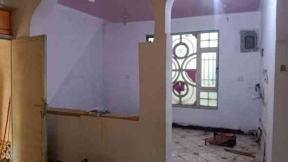 شقتين مستقلات طابق ثاني مساحة كل شقة100موحدةمقابل الثانية تحتوي على استقبال وغرفة نوم وهول ومطبخ وصحيات ماءوكهرباء من ضمن الايجار الايجار 150الف منطقة زين القوس قرب شارع ابو الفضل منطقة تبليط مقرنص مجاري الاتصال ***********
