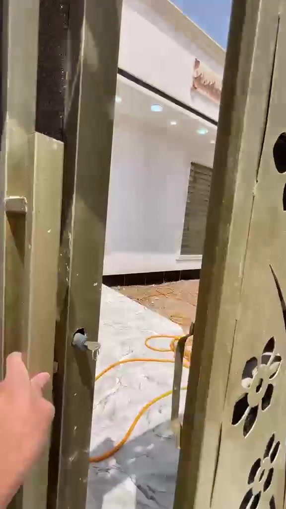 يوجد بيت البيع مساحته 200 سيد جميل بعده هيكل نفس هاض الشقل سعر 45 إلا تصال ***********
