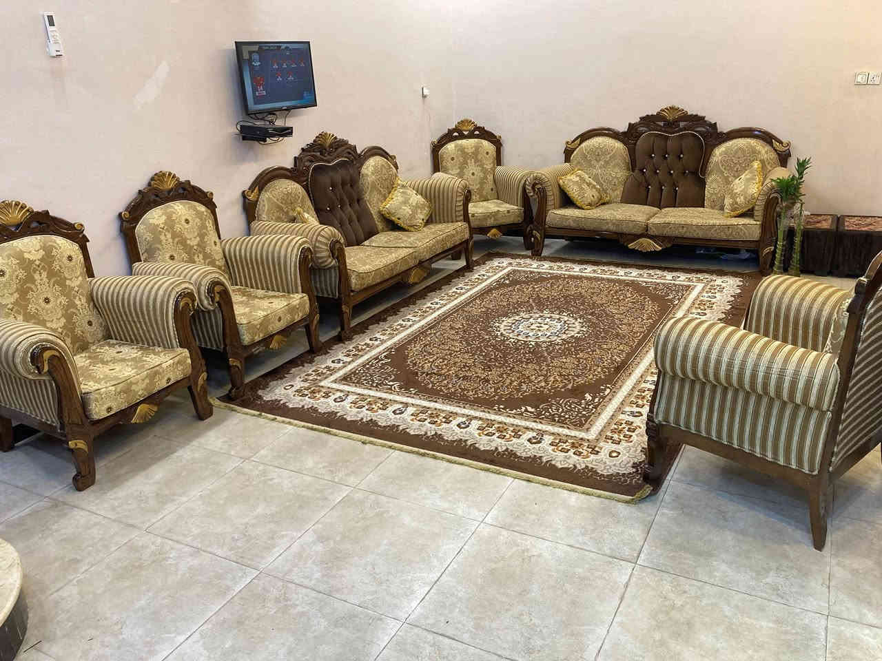 للبيع !!
تخم قنفات خشب زان عشر مقاعد عباره عن اربع كراسي وقنفتين بطول 2 متر  . التخم  نضيف وخشبه قوي و ارتفاع  الاسفنج 10 سانتيم داون لوب + كاندز 
سعره 750 ألف .. 

مكاني كربلاء , تلفون + واتس اب  : ***********
