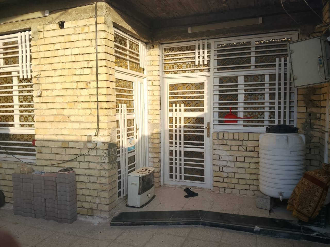 بيت للبيع المساحه 140متر طابق ونص مثل ماموجود بالصور شارع ابوسمير الفرع المقابل  اسواق الدراجي شارع 20يطلع على شارع الحشد البيت بناء جديد للاستفسار ***********
