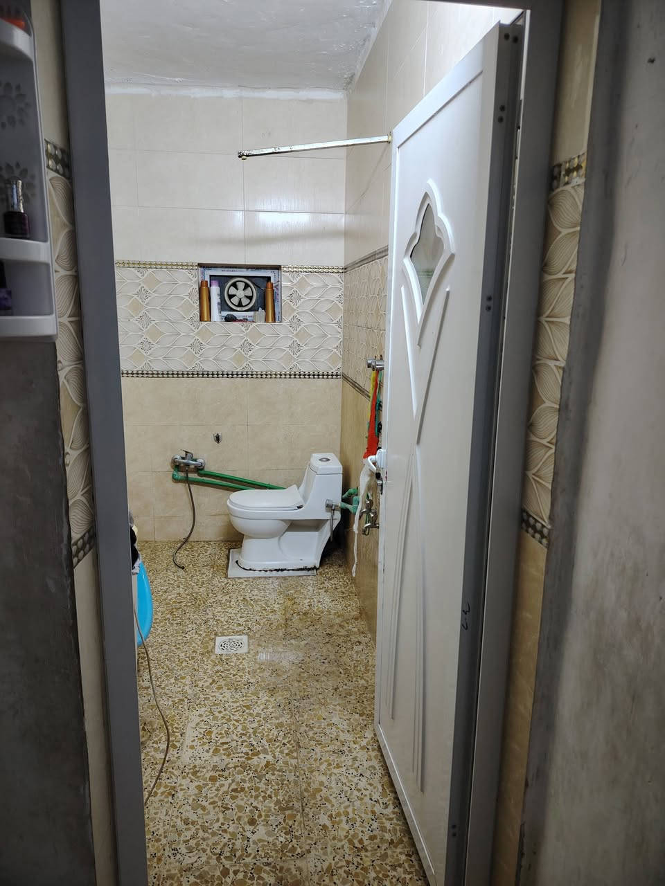 السلام عليكم بيت للبيع المساحه 220 متر ركن الوجه 10 والنزال 22...طابقين.... يحتوي على أسواق... الطابق الأول يحتوي على غرفتين نوم واستقبال وهول ومطبخ +حمامات داخليه وخارجيه... الطابق الثاني غرفتين نوم+ حولي + حمام المكان مسقط خلف البانزين خانه... السعر 95 وبي مجال.. للاستفسار التواصل واتساب عبر الرقم ***********
