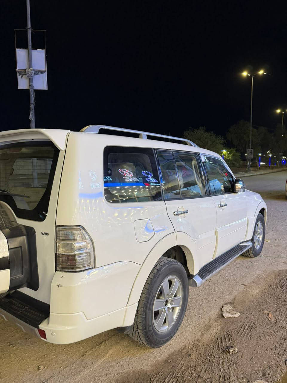 السلام عليكم
باجيرو 2008 
مكفوله كفاله عامه (عدا بارد بلباب الخلفي عكس السايق حك شبر)
كشر نضيف مثل ما موضح بلصوره
تبريد ومكينه وكير شرط
مكينه 3000
لون ابيض ثلجي
رقم بابل مشروع وطني
مكان السياره الديوانيه
السعر 123وبيها مجال بسيط حك جيه
رقم للتواصل 
***********
