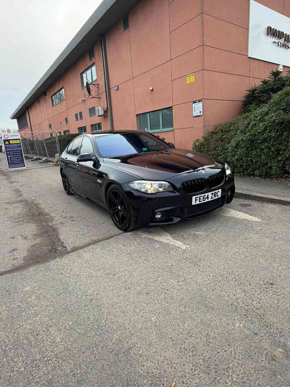 Hi 
Selling my  bmw 520d m sport 2015
2L diesel 
Ules free 
Ready to drive any where 
No any issue 
The body condition has some scratches 
But it does not matter that much  
No time wasters pls London, United Kingdom


**إذا كنت صاحب هذا الإعلان وتريد حذفه لأي سبب، رجاءا أرسل رسالة إلى الدعم الفني**