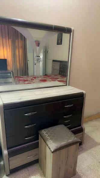 سلام عليكم غرفة اخشاب للبيع تركيه درجه اولي حلوه ونضيفه كلش مابيها اي نقص مسيب نزلة اولاد مسلم *********** السعر مليون بيها شويه مجال اكو نوعيات بالتركي هاي اخواتها ٢٦وقه تنباع اللي يحب يجي يشوفها ويدلل ملاحضه التخت مبدل مسويه نجاره دولاب مخزن يعني ارتب واقوى
