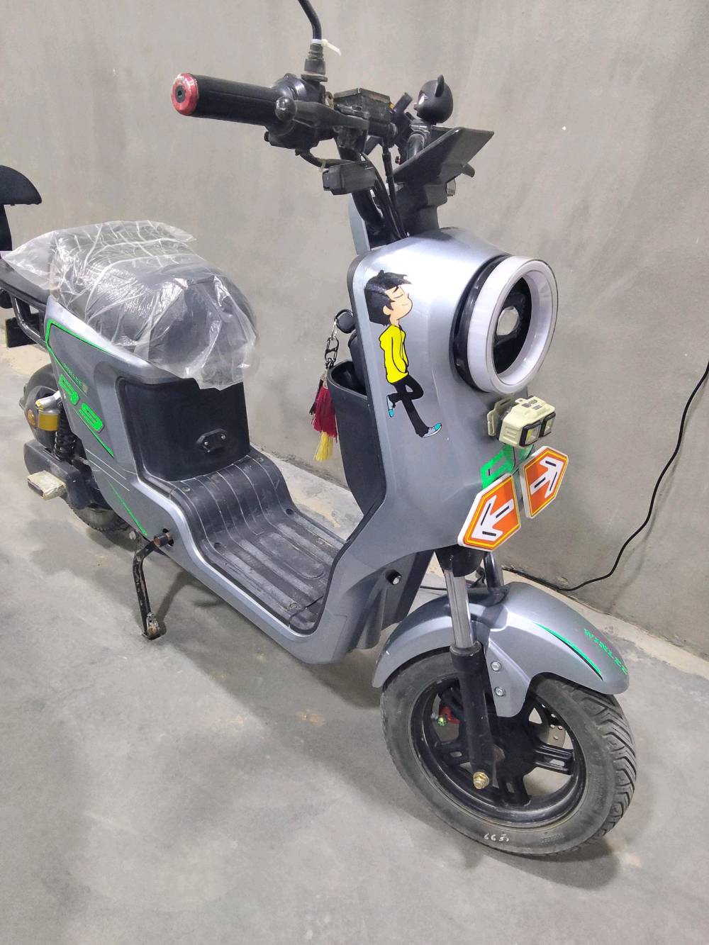 دراجه شحن  نوع  R9 Wenley 
ملف 1500 W
5 بطاريات نوع رصاص محسن من شركه. Wenley الاصليه
مده استخدام الدراجه فقط 3 اشهر 
البطاريات بحاله جيده جدا 
العطل الوحيد بيها فقط الشاشه ولعطل اجه بلادي 
والكسر الوحيد بيها يده البريك الخلفي فقط من بدايه اليده 
الكفرات كله سليمه ونضيفه جداا 
بريكات هيدروليك 
شاحنه عداد اصليه 
لدراجه بيه نضام لP وايضا نضام الرجوع للخلف
سرعه الدراجه الفعليه 60 بلشحن الكامل 
لون الدراجه سلفر مطعم باخضر 
الدراجه. مزوده بزنون فدرالي قابل للشحن 

سعر الدراجه 375 قفل غير قابل للنقاش
المكان كربلاء طويريج
الاستفسار المراسله خاص