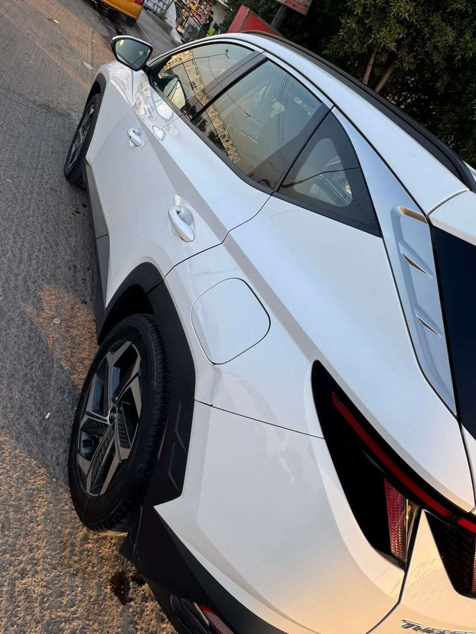 السلام عليكم
السلام عليكم
توسان موديل 2022
وارد خليجي ماشيه ٨٨ الف  
رقم بغداد باسمي

محرك 2000
فول عدى البناوراما
كشنات جلد وكراسي امامية تحكم كهرباء
بصمة
تشغيل عن بعد
نظام اوتو هولد
حساسات امامية خلفية
سايد بريك بصمة
مري طي اوتو
ترحيب عند ألاقتراب
وبقية المواصفات معروفة

بيها طخة بسيطة جاملغ خلفي بعده ع وضعة بدون تصليح موضحة بالضور 
وشوية تلحيضات 

السعر 203$  وبي مجال
للاستفسار واتس ع الرقم ***********
