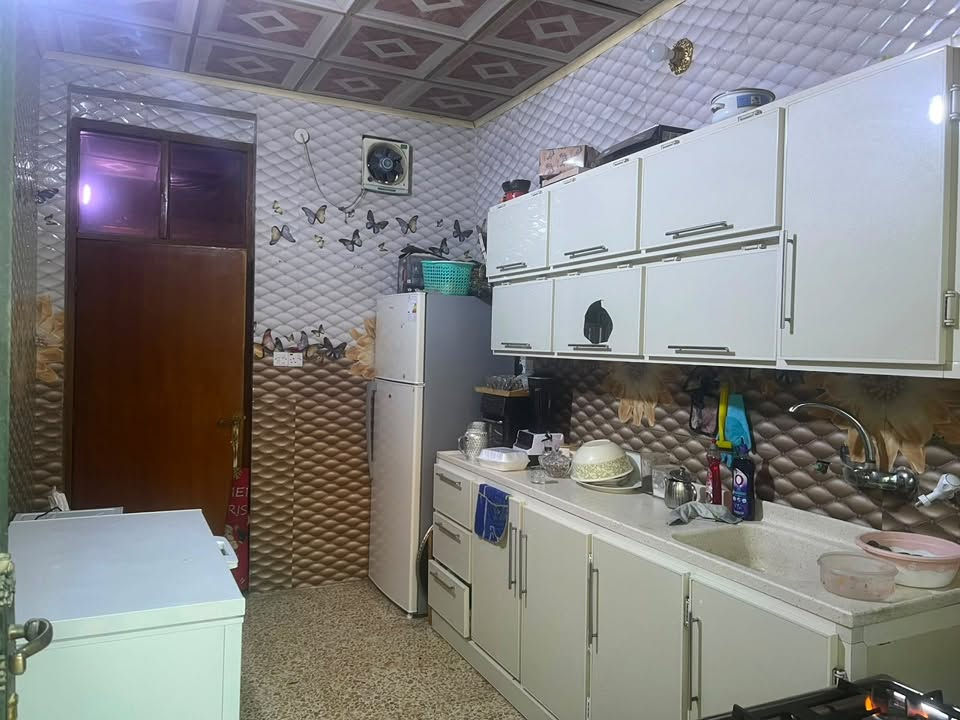 دار للبيع مساحة ١٥٠متر واجهة ٨    منطقة ابوخستاوي  طريق كربلاء
متكون من غرفه وصاله  اومطبخ وكليدور صحيات داخليه وخارجيه
تواصل على رقم 
  ***********
