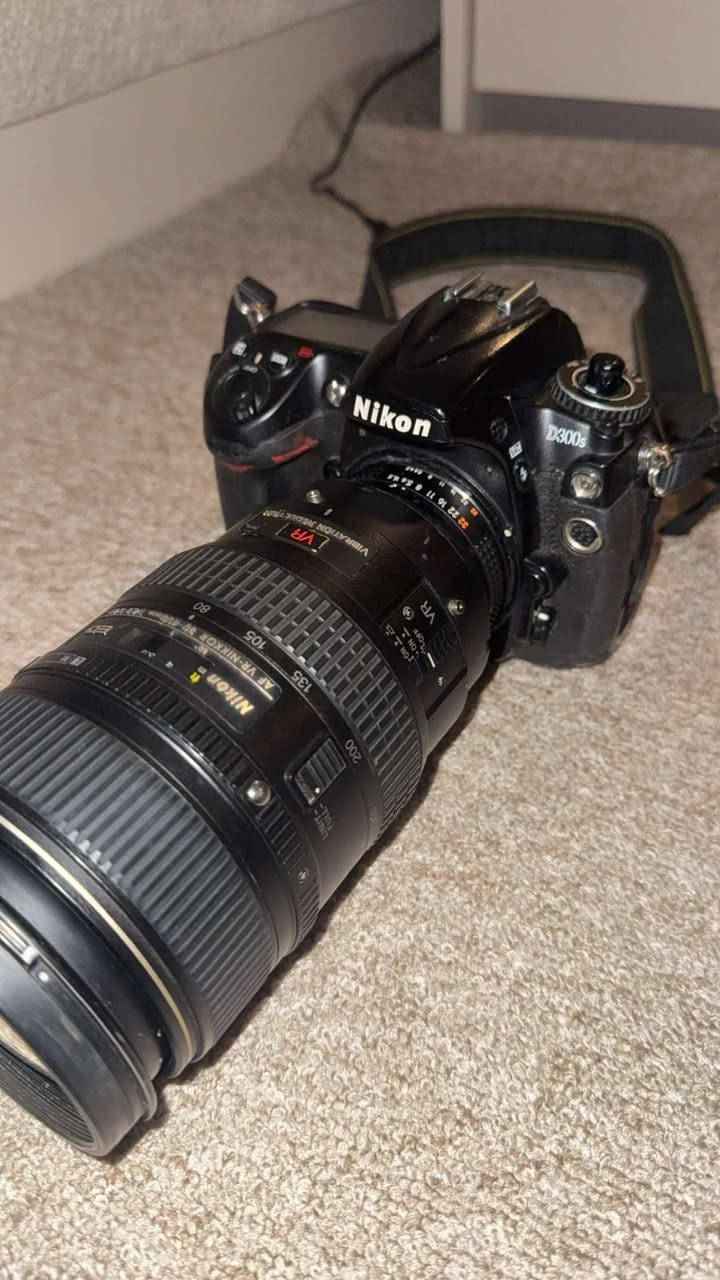 Nikon d300s
Nikon 80-400 vr
1patry u shahn
لێنزەکە vr ی ئیش ناکا ئۆتۆ فۆکەس بەشەرت 
کامێڕاکە ئەو پارچەی سەرەوەی پێوە نەماوە هی ئایسۆ بەڵام ئەتوانی لە شاشە ئابدیسۆی کەم و زیاد بکەی 
بەشەرت ئیش ئەکات زۆر بێ کێشەیە 
لێنزەکە بە جیاش ئەفرۆشم


**إذا كنت صاحب هذا الإعلان وتريد حذفه لأي سبب، رجاءا أرسل رسالة إلى الدعم الفني**