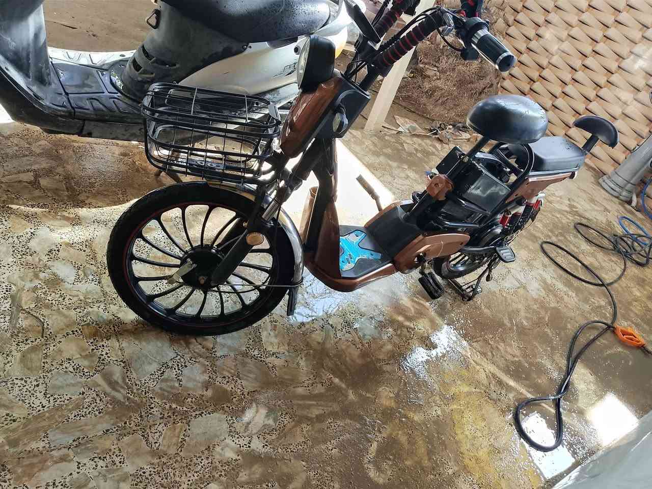 سلام عليكم دراجة شحن سرعة99 دراجة نضيفة كلش بصمة عن بعد بطاريات جديتات السعر250وبيهة مجال.  ***********
