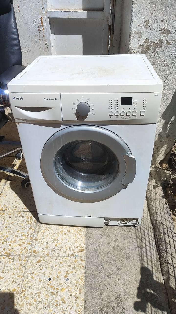 السلام عليكم اغراض  نضيفة للبيع المستعجل اي عيب ما بيهم السعر 250الف قفل ***********
