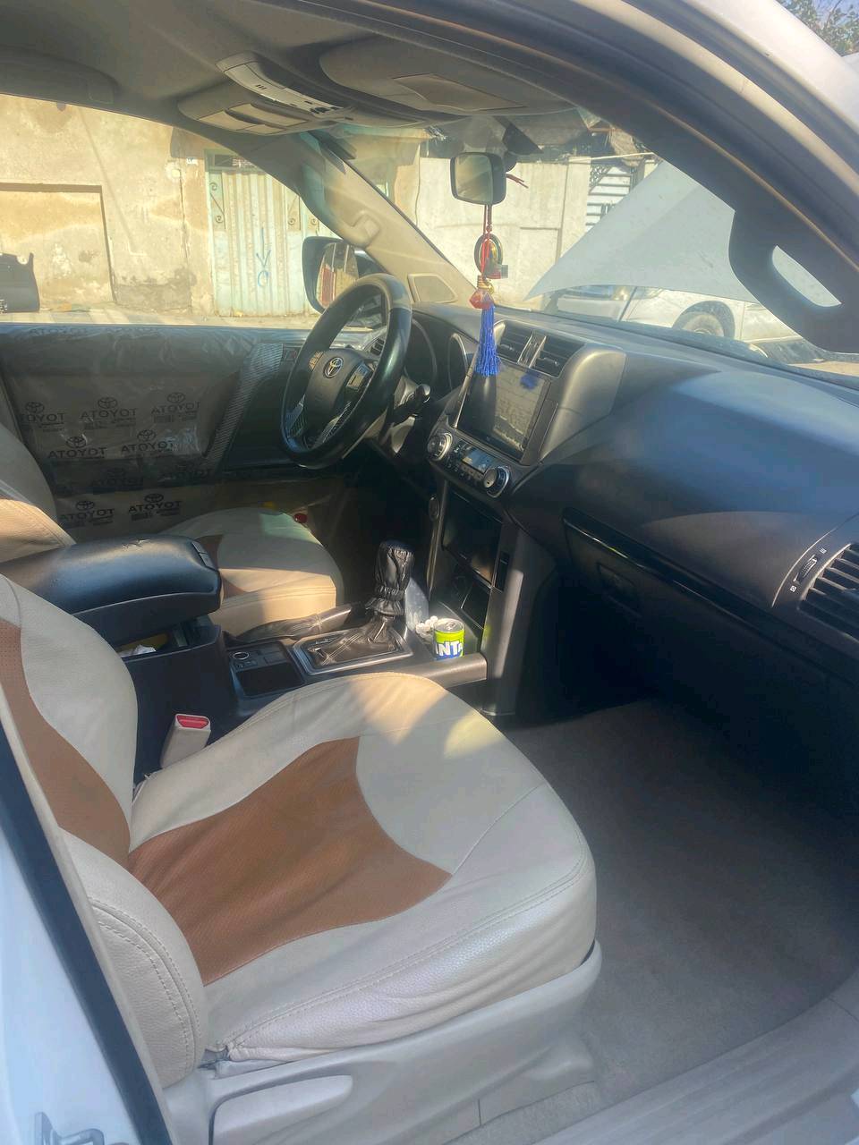 السلام عليكم 
برادو 
موديل2010 
مكينه2700 اربعه سلندر
شاشه كامره حساسات بصمه
سنويه ب اسمي 
رقمها بغداد مشروع وطني
تخم تاير جديد
 بيه تبديل باب خلفي اصلي وكاله 
سياره كلش حلوه وضيفه احلا من صور