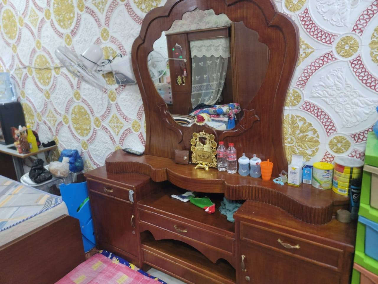 غرفة نضيفة كنتور ٦باب وجرباية وزاية وميز تواليت وميز صغير وياهة 
سعرها 750الف دينار إلي تفيدة يراسلني أو يتصل *********** عمارة, ميسان
