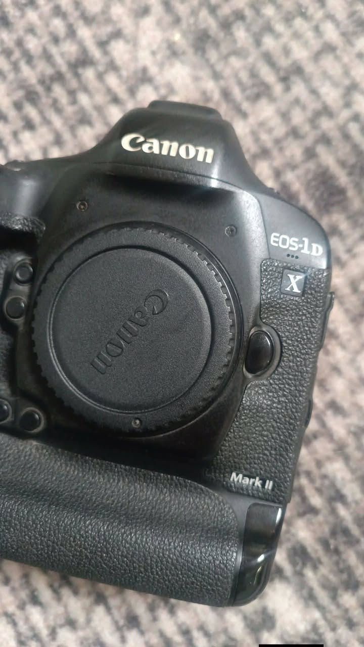 السلام عليكم
Canon EOS-1D X Mark II
الجيل الأحدث والأكثر تطور وتعتبر من أغلى كاميرات DSLR الاحترافية
الرياضية مال الملاعب غنيه عن التعريف مصورين الدوري العراقي يعرفونها شنو من مواصفات بيها 
الملحقات عدسة فتحه F4 .200.70 
فلاش كودوكس 
جنطه مقسمه+ عده تنظيف+ستاند أحادي+ كادريتر نقل صور 
رام 8 سانديسك + البكج مالتها موجود+كرسي ستول 
السعر 22 ورقه  وبيها مجال 
العنوان بغداد النهروان شارع الشمري 
***********
