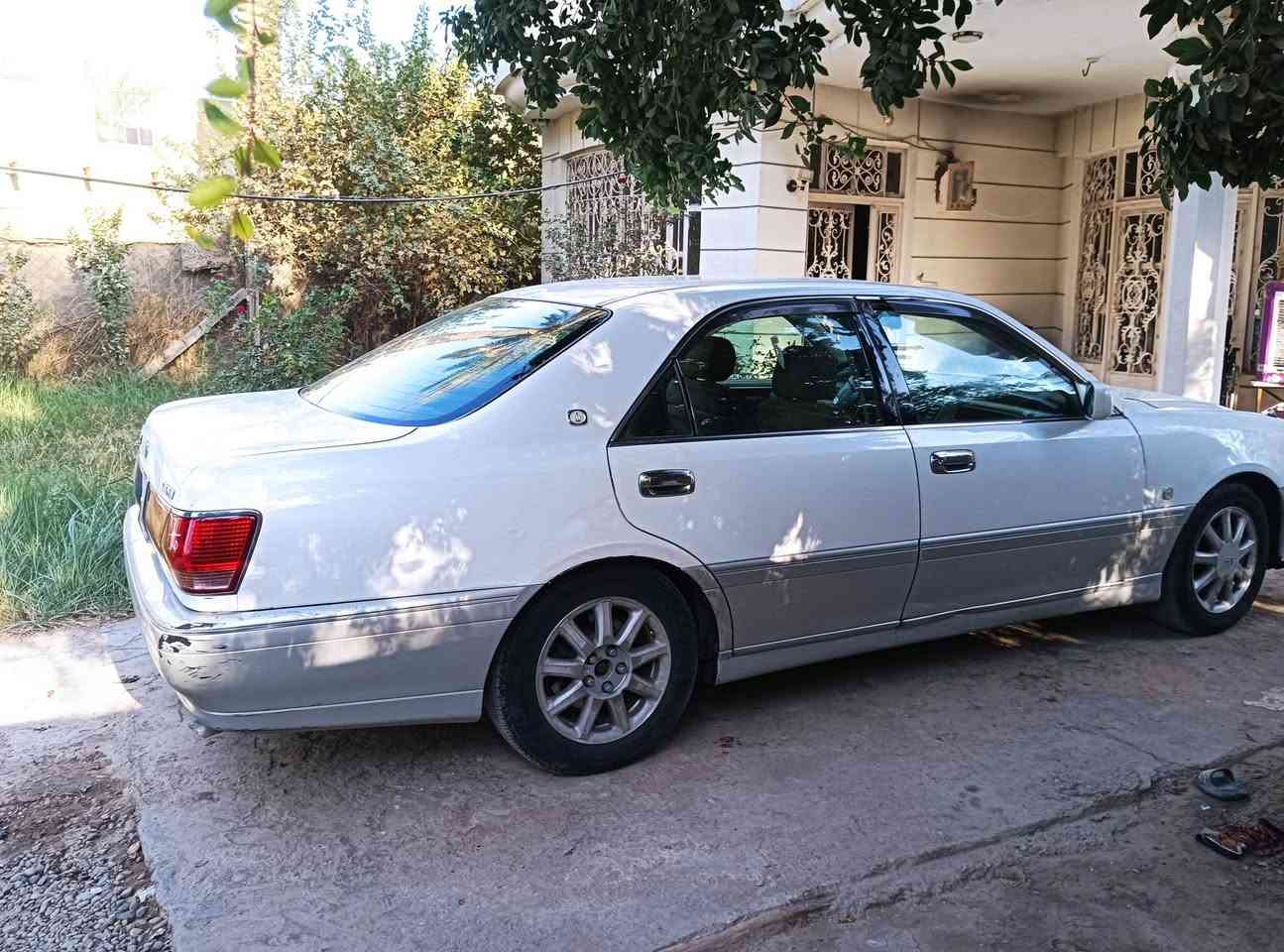 السلام عليكم من رخصة مدير الكروب ملكة خضراوي محجل موديل 2000 رقم بصرة مشروع وطني باسمي مكفولة ماعدى صبغ بالجاملغ الخلفي دكمتين شاصي 75 محرك فيفيتي 3000 حاويه ياباني مداور أصولي السنوية لغاية 2027 السعر 125 ورقة وبيه مجال قليل المكان حلة سياحي للاستفسار الاتصال على الارقام *********** أو وات ساب ***********
