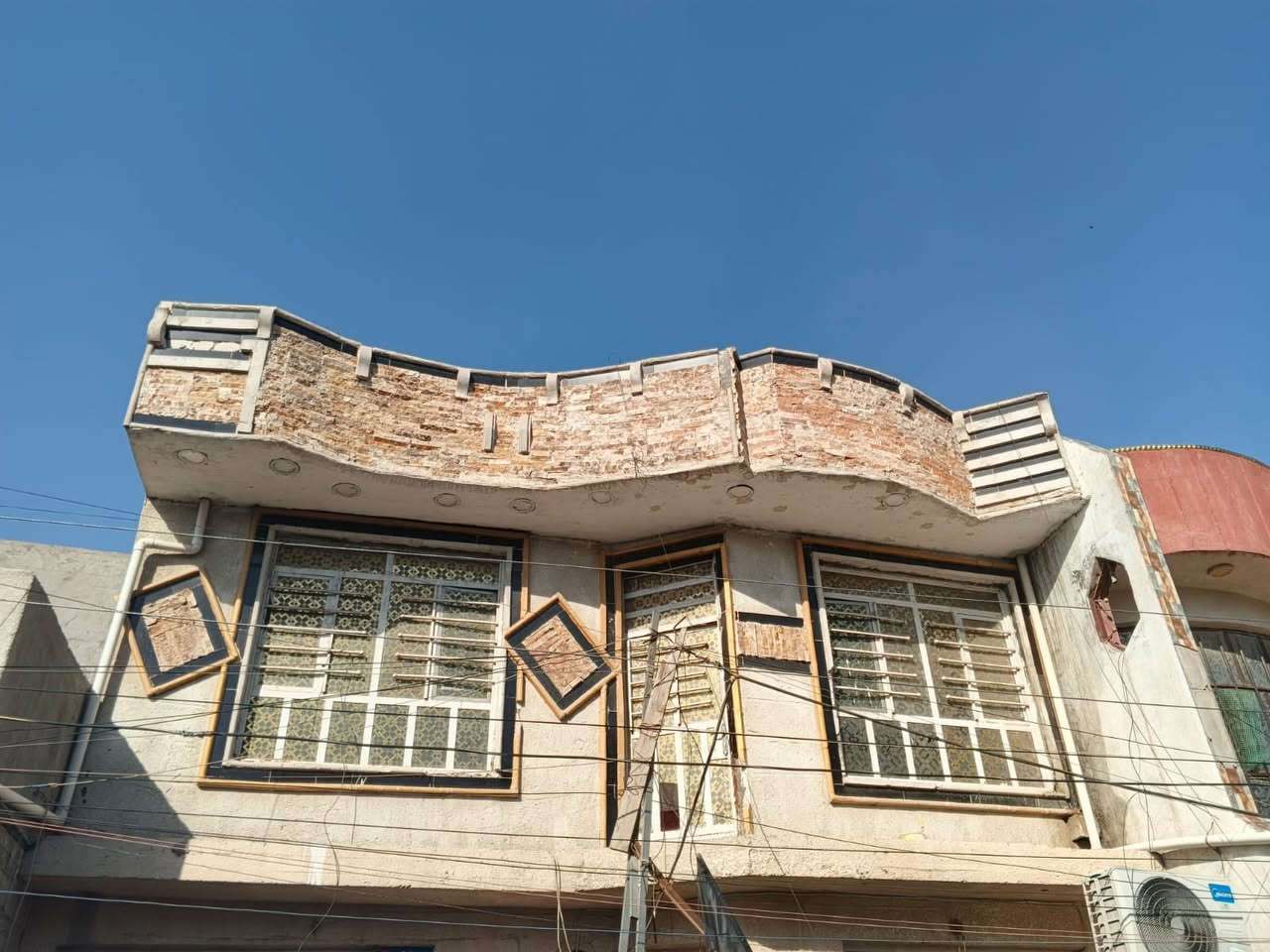 السلام عليكم بيت 100 
طابقين 3 غرف نوم 2 فوك وحده جوه استقبال وصاله ومطبخ فلكه سلمان باك حي الفاروق 
مقابيل معمل عساف السعر 65 وبيه مجال 
***********
