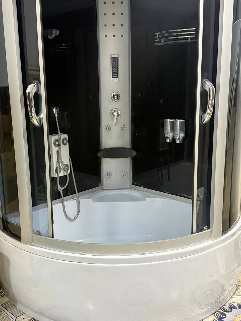 � للبيع جاكوزي بحالة ممتازة 🔹
جاكوزي منزلي نظيف جداً
مواصفات : الأصلي فايبر كلاس 
كابينه داخلية محكمه ومتسرب مي خارجي 
دوش ليزر قوي 
واضافه الى دوش متحرك تليفون
حوض بانيو كبير 
مساج ضهر 
موسيقى راديو 
ساحبه هواء داخلية 
الاستخدام: تقريباً سنتين او اقل 
الحالة: ممتازة  اخو الجديد وما بي أي عطل
سبب البيع: تكبير مساحة الغرفة 

💰 السعر: 850 (قابل للتفاوض للجادين)
مشترينه مليون ونصّ سابقاً !.. السعر الحالي 850 وقابل للتفاوض 
📍 الموقع: بغداد مدينة الصدر 
📞 للاستفسار اتصال على: ***********

فرصة حلوة للي يريد يرتب غرفته كسويت داخلي وبسعر مناسب 👍
