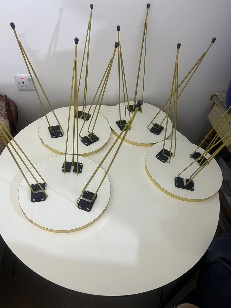 مێزێکی تازە و بێ عەیب حەجمی گەورە ترە لەوانەی بازاڕ چوار تەپڵەکی لەگەڵە  هیچ شوختێکی  نیەڕەنگی کرێمیە ناو نیشان سلێمانی *********** نرخی ٤٥٠٠٠هەزار
