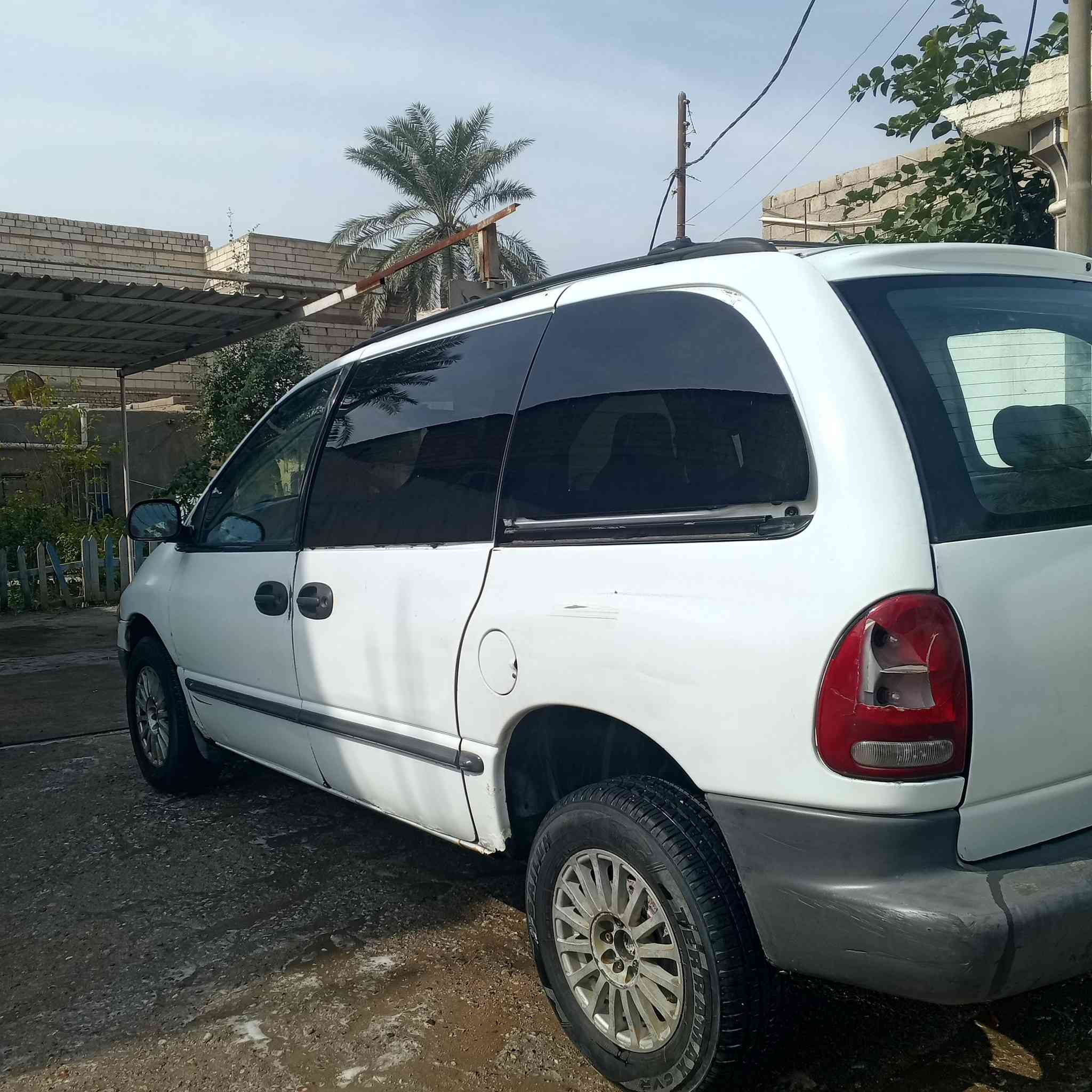 السلام عليكم سيارة دوج كراند كرفان موديل98
محرك وكير جيد ، حداديه 80% تخم تاير 90% . السعر 38 وبيهه مجال قليل ،  العنوان البصرة الهارثة رقم الهاتف ***********
