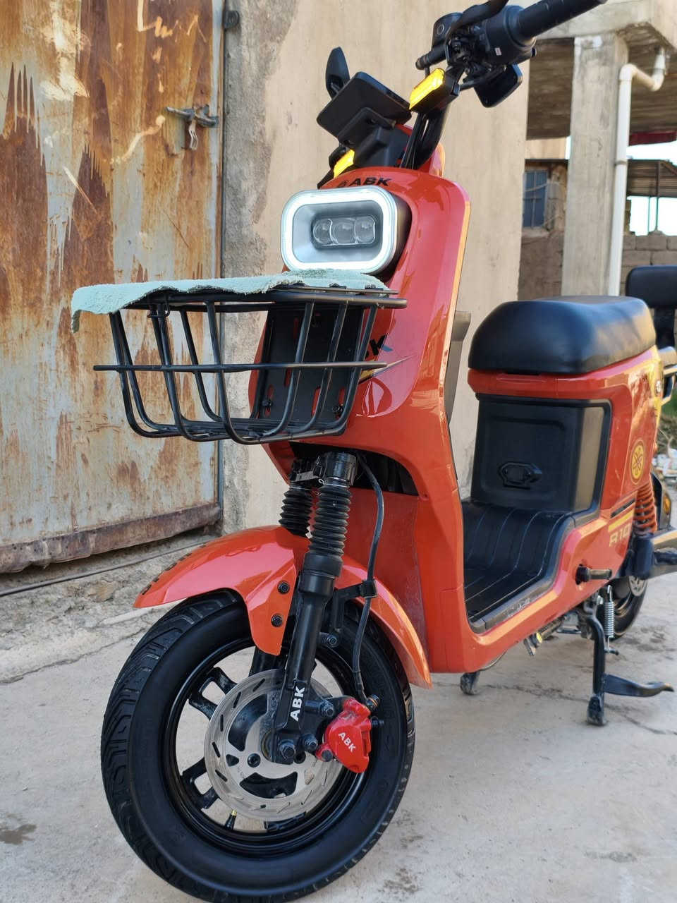 سلام عليكم ورحمه الله وبركاته دراجه شحن للبيع R10موديل ٢٠٢٦فول شركت ABK خمس بطاريات دبل  مواصفات دبل سويج و بصمه ديجي دبل اشاره دهن بريك بك اربع نمر سرعه لايت عالي ناصي الحقيقيه 73 دراجه طك كارتون مستعمله شهرين محافظة كركوك شقق المصلى رقم ***********سعر480 و بيه مجال
