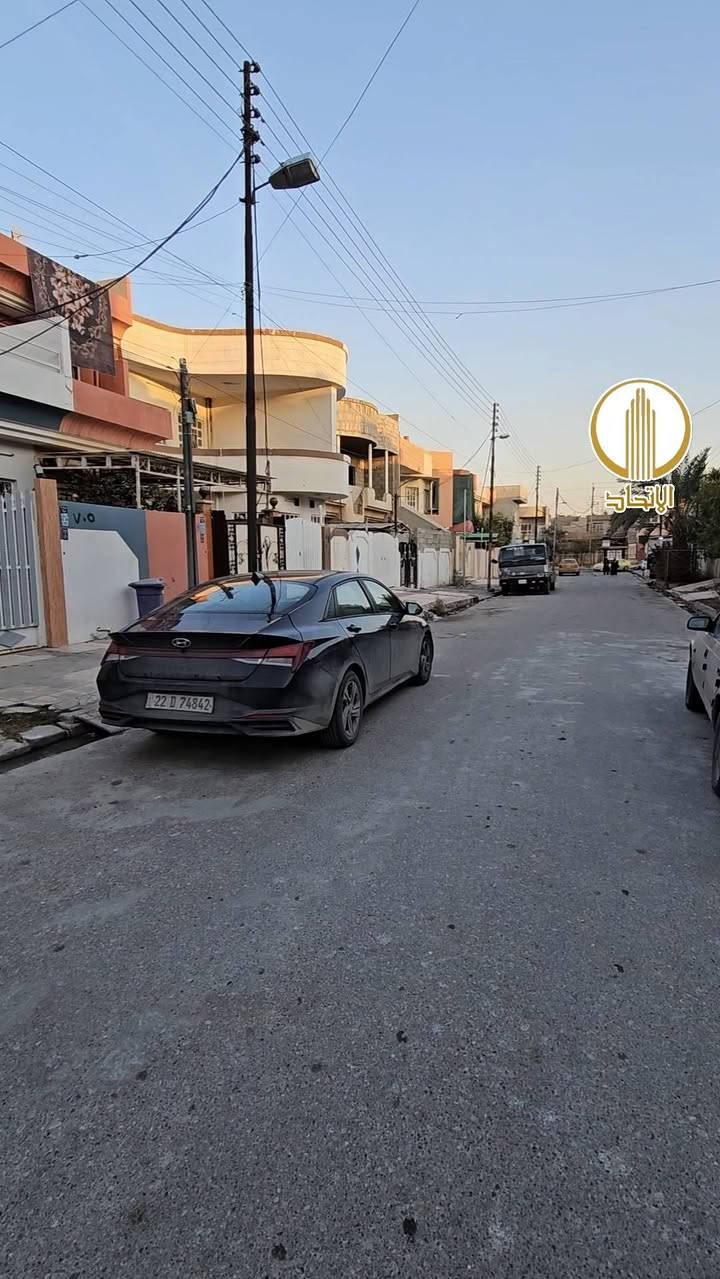 #مكتب_الاتحاد_للعقار 
 🏛⭐️دار للبيع او المعارضة ⭐️حي الصديق الثانية ⭐️🏛
⬅️️ مساحـة 200متر بحساب الارض 

⬅️️الواجهة 10متر

⬅️ الإتجاه قبلة 

⬅️شارع تبليط ١٢متر

⬅️طابقين ٤غرف 

⬅️الطابق الأرضي غرفتين نوم هول صحيات مطبخ مناور كراج إستقبال 

⬅️الطابق الثاني غرفتين نوم صحيات هول بيتونة

⬅️ تحويل مباشر او قرار التمليك 

⬅️٢٣٥مليون قابل للتفاوض 

تفاصيل اكثر يرجى مراجعة المكتب
_____________________________ 
         مكتب الاتحـــاد للعقار 
الفرع الاول : شارع المصارف الرئيسي 
الفرع الثاني: الصديق بداية سايدين البحرين 
           *********** 
                      🏛
           ***********
