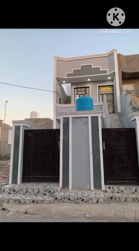 بسم الله الرحمن الرحيم 
توكلنا على الله بيت 100 متر قاطين درج خارجي معزول منطقة التحرير الزراعي محمد ليلى 
جزء الثاني قريب على الجزء الاول يبعد على الجزء الاول 50 متر قرب المحلات سنتر الحولي طابو زراعي سند 25 مجاري وتبليط وخدمات عامه يحتوي البيت على ازاره 10 ارضيه بورسلين مع سقوف ثانويه للتصال على هاذه الرقم ***********
